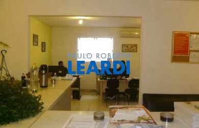 Imagem: O depósito possui 4 Vagas na garagem, 350m² de Área e está