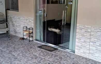 Imagem: A casa possui 3 Dormitórios e 2 Banheiros e está localizado