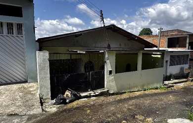 Imagem: A casa possui 2 Dormitórios, 2 Banheiros, 1 Vaga na garagem