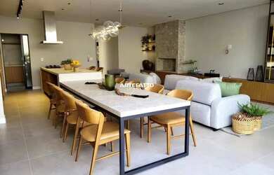 Imagem: A casa possui 4 Dormitórios, 5 Banheiros, 4 Vagas na garagem