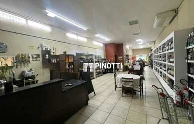 Imagem: O depósito possui 3 Vagas na garagem, 321m² de Área e está