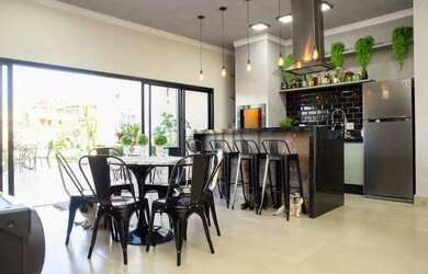 Imagem: A casa em condomínio possui 3 Dormitórios, 4 Banheiros, 5