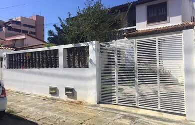 Imagem: A casa possui 3 Dormitórios, 2 Banheiros, 1 Vaga na garagem