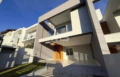 Imagem: A casa possui 3 Dormitórios, 4 Banheiros, 2 Vagas na garagem