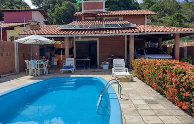 Imagem: A casa possui 3 Dormitórios, Acomodam 9 pessoas e está localizado