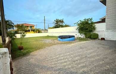 Imagem: A casa possui 2 Dormitórios, 1 Banheiro, 2 Vagas na garagem