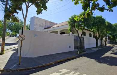 Imagem: A casa possui 3 Dormitórios, 2 Banheiros, 2 Vagas na garagem