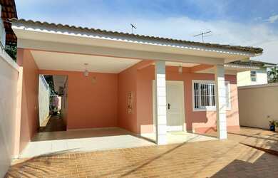 Imagem: A casa possui 3 Dormitórios, 3 Banheiros, 2 Vagas na garagem