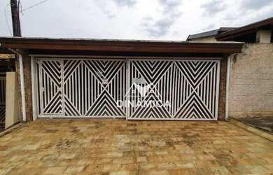 Imagem: A casa possui 4 Dormitórios, 3 Banheiros, 2 Vagas na garagem