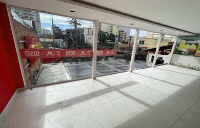 Imagem: O depósito possui 5 Vagas na garagem, 200m² de Área e está