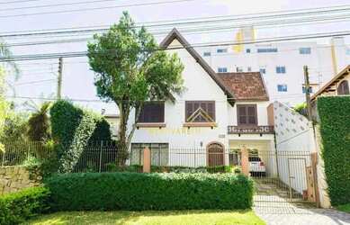 Imagem: A casa possui 4 Dormitórios, 3 Banheiros, 4 Vagas na garagem