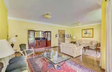 Imagem: A casa possui 4 Dormitórios, 2 Banheiros e 303m² de Área