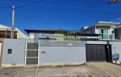 Imagem: A casa possui 3 Dormitórios, 1 Banheiro, 2 Vagas na garagem