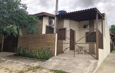 Imagem: A casa possui 3 Dormitórios, 2 Banheiros, 1 Vaga na garagem