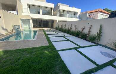 Imagem: A casa em condomínio possui 4 Dormitórios, 5 Banheiros, 3