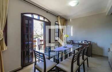 Imagem: A casa possui 3 Dormitórios, 2 Banheiros, 2 Vagas na garagem