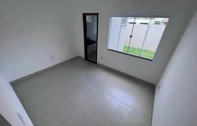 Imagem: A casa possui 3 Dormitórios, 2 Banheiros, 3 Vagas na garagem