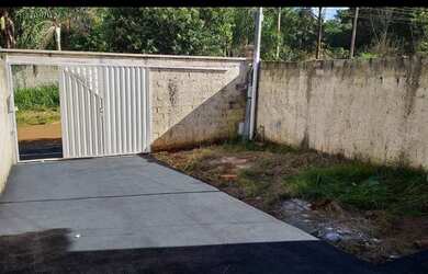 Imagem: A casa possui 2 Dormitórios, 1 Banheiro e está localizado