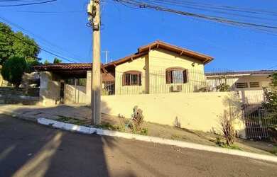 Imagem: A casa possui 3 Dormitórios, 1 Banheiro, 1 Vaga na garagem