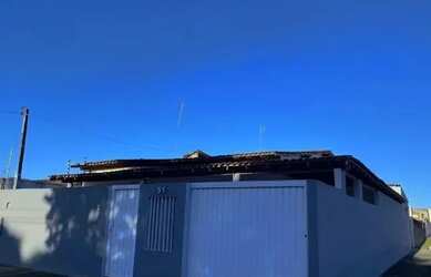 Imagem: A casa possui 2 Dormitórios, 2 Banheiros e está localizado