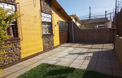 Imagem: A casa possui 4 Dormitórios, 2 Banheiros, 2 Vagas na garagem