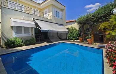 Imagem: A casa possui 3 Dormitórios, 5 Banheiros, 2 Vagas na garagem