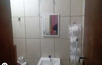 Imagem: A casa possui 2 Dormitórios, 1 Banheiro, 1 Vaga na garagem