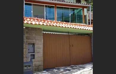 Imagem: A casa possui 3 Dormitórios, 3 Banheiros, 5 Vagas na garagem