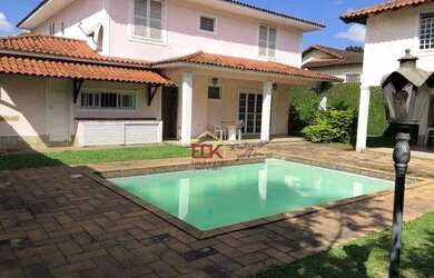 Imagem: A casa possui 4 Dormitórios, 5 Banheiros, 4 Vagas na garagem