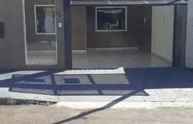 Imagem: A casa possui 3 Dormitórios, 2 Banheiros, 2 Vagas na garagem