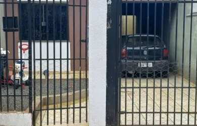 Imagem: A casa possui 2 Dormitórios, 1 Banheiro, 2 Vagas na garagem