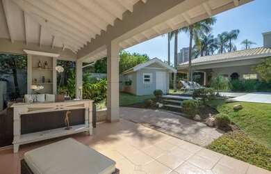 Imagem: A casa em condomínio possui 4 Dormitórios, 5 Banheiros, 456m²