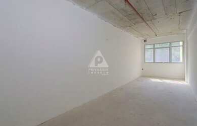 Imagem: O depósito possui 1 Vaga na garagem e 27m² de Área e está