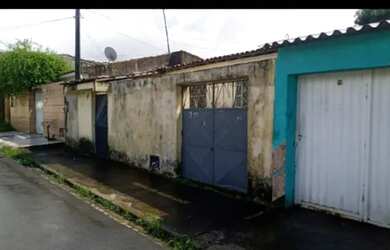 Imagem: A casa possui 3 Dormitórios, 1 Banheiro, 1 Vaga na garagem