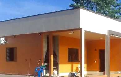 Imagem: A casa possui 4 Dormitórios, 3 Banheiros, 4 Vagas na garagem