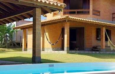 Imagem: A casa possui 3 Dormitórios, 2 Banheiros, 2 Vagas na garagem