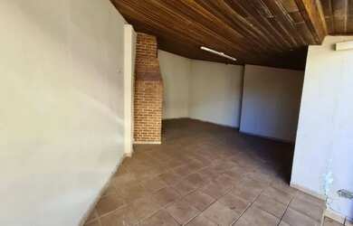 Imagem: A casa possui 4 Dormitórios, 3 Banheiros, 5 Vagas na garagem