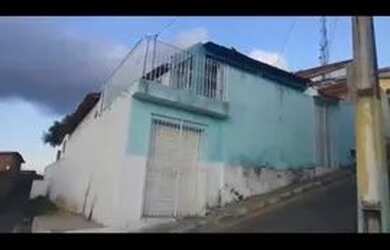 Imagem: A casa possui 3 Dormitórios e 2 Banheiros e está localizado