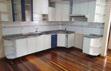 Imagem: A casa possui 2 Dormitórios, 1 Banheiro, 2 Vagas na garagem