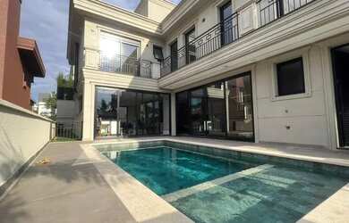 Imagem: A casa em condomínio possui 4 Dormitórios, 5 Banheiros, 4