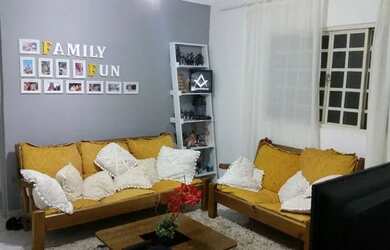 Imagem: A casa possui 3 Dormitórios, 2 Banheiros, 2 Vagas na garagem