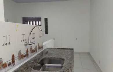 Imagem: A casa possui 3 Dormitórios, 1 Banheiro, 2 Vagas na garagem