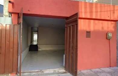 Imagem: A casa possui 2 Dormitórios, 2 Banheiros, 2 Vagas na garagem