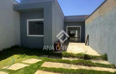 Imagem: A casa possui 3 Dormitórios, 1 Banheiro, 2 Vagas na garagem