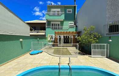 Imagem: A casa possui 3 Dormitórios, 4 Banheiros, 2 Vagas na garagem