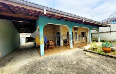 Imagem: A casa possui 3 Dormitórios, 2 Banheiros, 4 Vagas na garagem