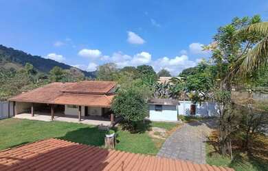 Imagem: A casa possui 3 Dormitórios, 3 Banheiros, 4 Vagas na garagem