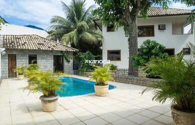 Imagem: A casa em condomínio possui 5 Dormitórios, 5 Banheiros, 3