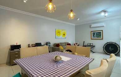 Imagem: A casa possui 3 Dormitórios, 2 Banheiros, 4 Vagas na garagem