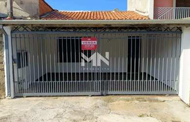 Imagem: A casa possui 3 Dormitórios, 2 Banheiros, 2 Vagas na garagem